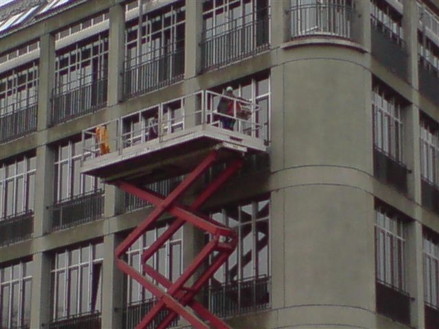 Fassadenreinigung, Reinigung und Pflege der Fenster-Verglasung sowie der Rahmen im Bürogebäude am am Sternplatz